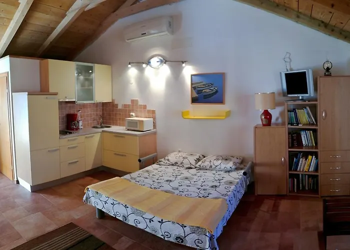 Loma * Стариград